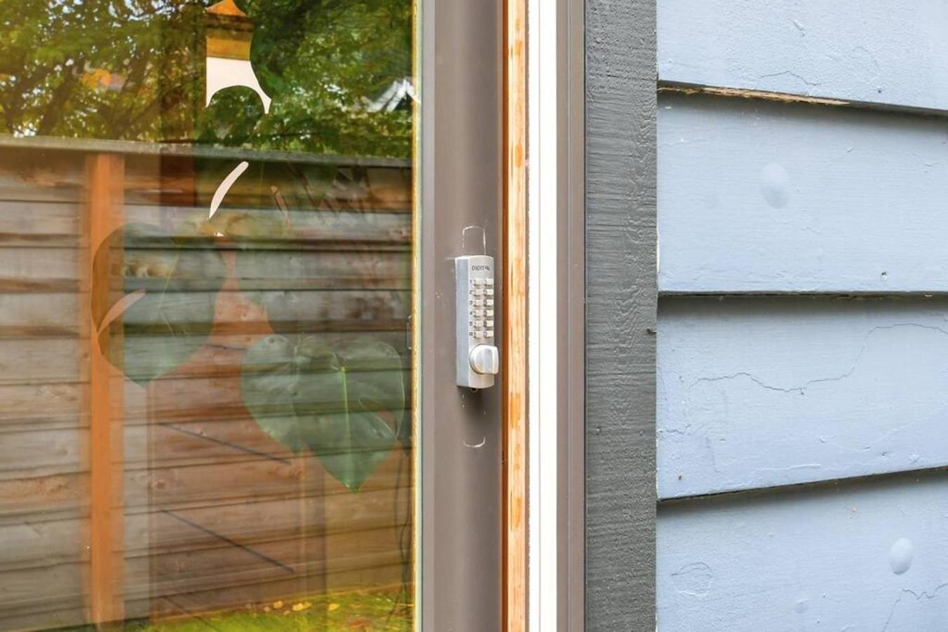 Private Studio, Lofted Bed, Soaking Tub & Patio * Portland