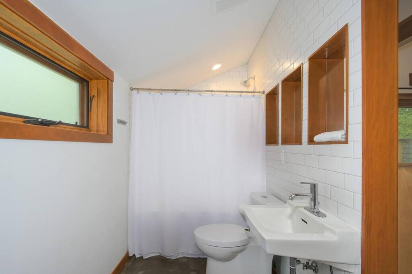 Private Studio, Lofted Bed, Soaking Tub & Patio Holiday home
