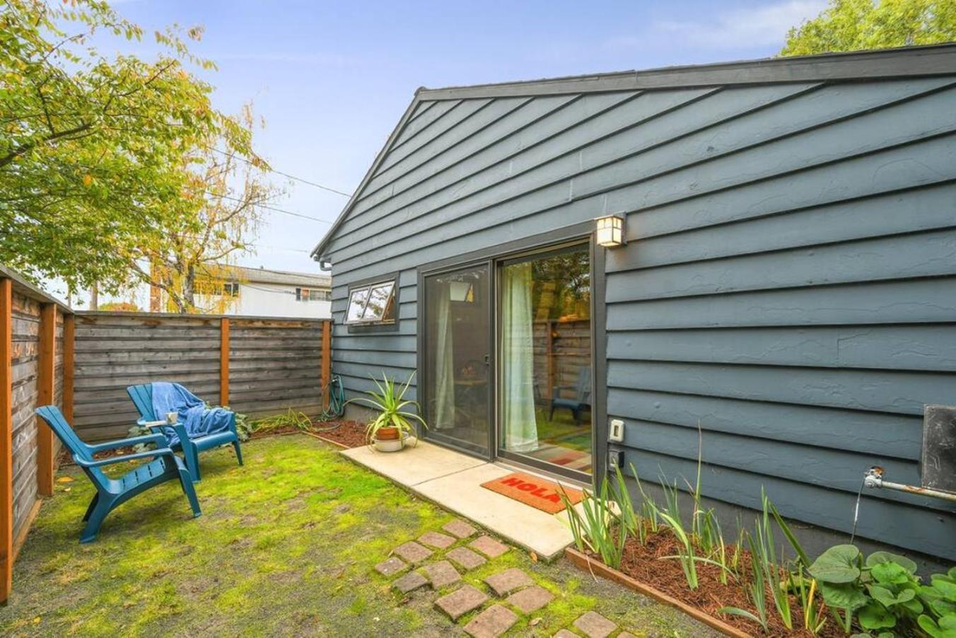 Private Studio, Lofted Bed, Soaking Tub & Patio Portland