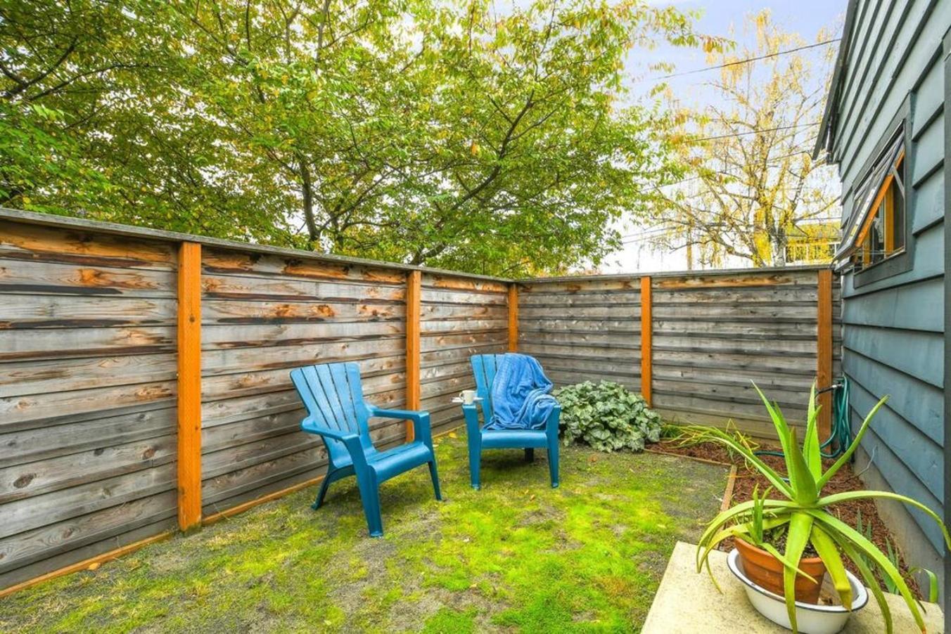 Private Studio, Lofted Bed, Soaking Tub & Patio Holiday home *